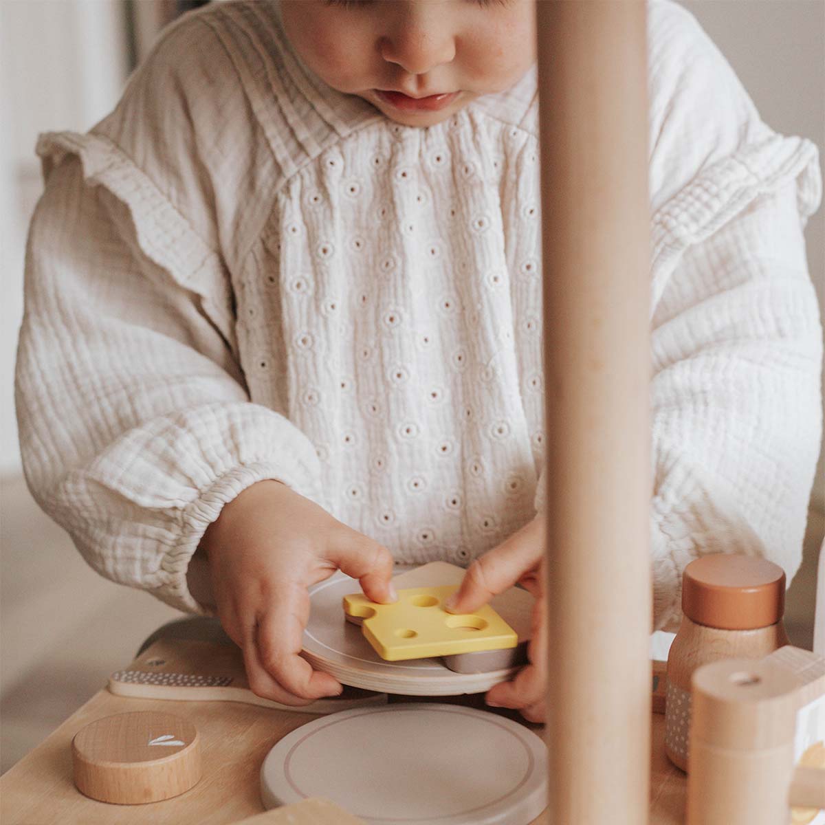 Stimuleer leerzaam rollenspel met het Label Label broodrooster nougat. De set met houten keukenspeelgoed bestaat uit 11 delen, met o.a. een houten broodrooster en broodjes. De toaster is gemaakt van duurzaam FSC-hout. VanZus.