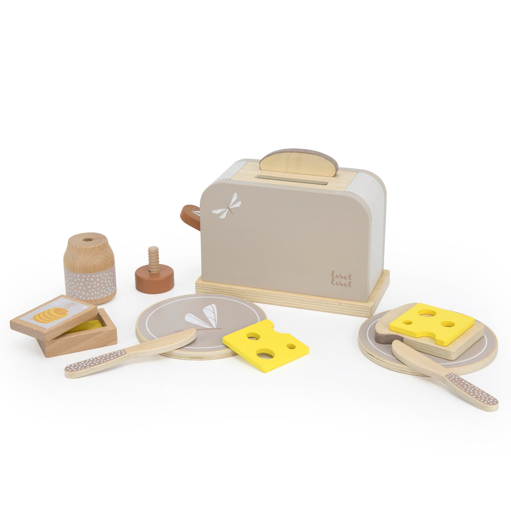 Stimuleer leerzaam rollenspel met het Label Label broodrooster nougat. De set met houten keukenspeelgoed bestaat uit 11 delen, met o.a. een houten broodrooster en broodjes. De toaster is gemaakt van duurzaam FSC-hout. VanZus.