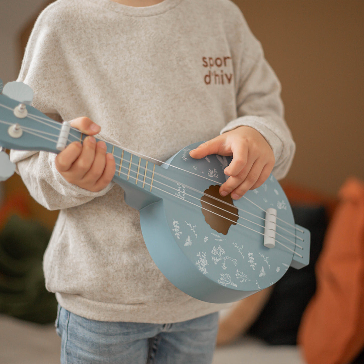 Laat je kindje kennis maken met muziek met deze fantastische houten banjo in de kleur blauw van het leuke merk Label Label. Deze prachtige banjo is niet alleen leuk om mee te spelen, maar ziet er ook fantastisch uit! VanZus