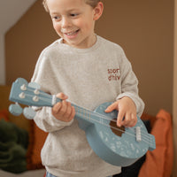 Laat je kindje kennis maken met muziek met deze fantastische houten banjo in de kleur blauw van het leuke merk Label Label. Deze prachtige banjo is niet alleen leuk om mee te spelen, maar ziet er ook fantastisch uit! VanZus