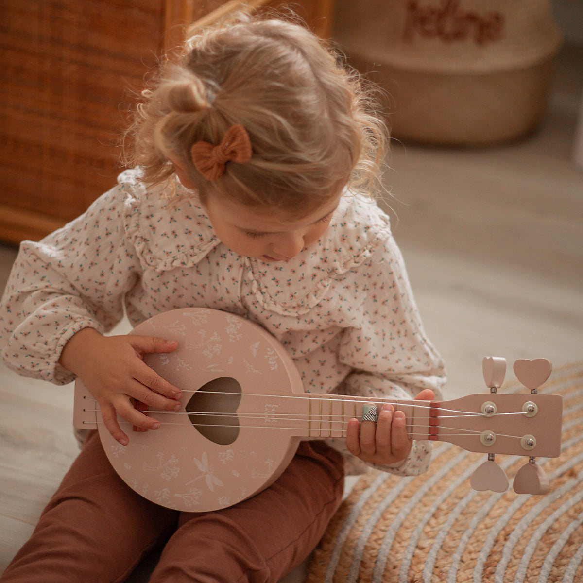 Laat je kindje kennis maken met muziek met deze fantastische houten banjo in de kleur roze van het leuke merk Label Label. Deze prachtige banjo is niet alleen leuk om mee te spelen, maar ziet er ook fantastisch uit! VanZus