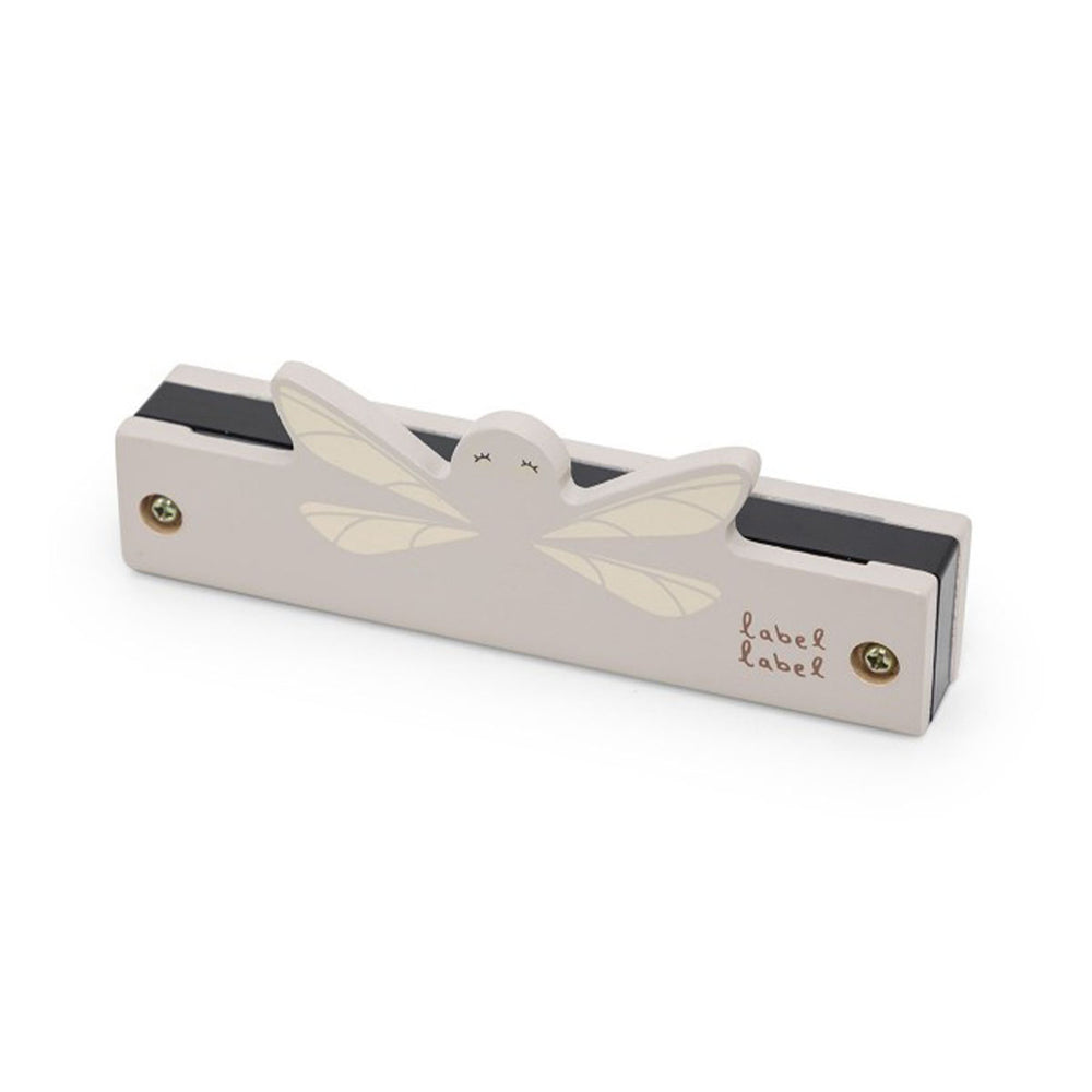 Laat je kindje kennis maken met muziek met deze fantastische houten hamonica in de kleur nougat van het leuke merk Label Label. Deze prachtige harmonica is niet alleen leuk om mee te spelen, maar ziet er ook fantastisch uit! VanZus
