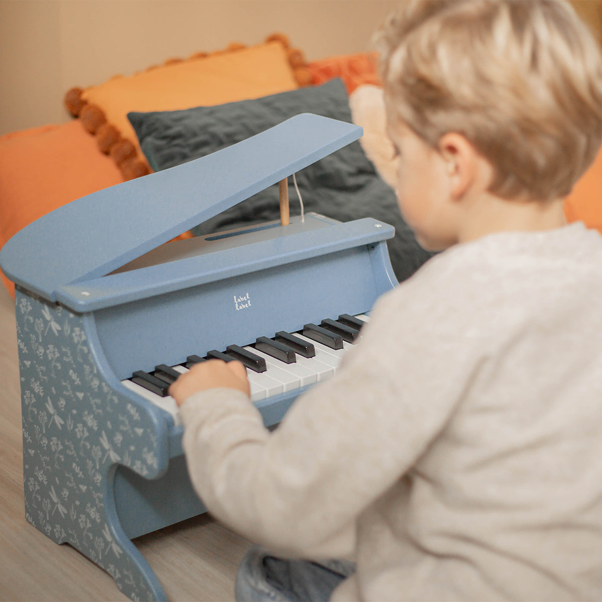 Laat je kindje kennis maken met muziek met deze fantastische houten piano in de kleur blauw van het leuke merk Label Label. Deze prachtige piano is niet alleen leuk om mee te spelen, maar ziet er ook fantastisch uit! VanZus