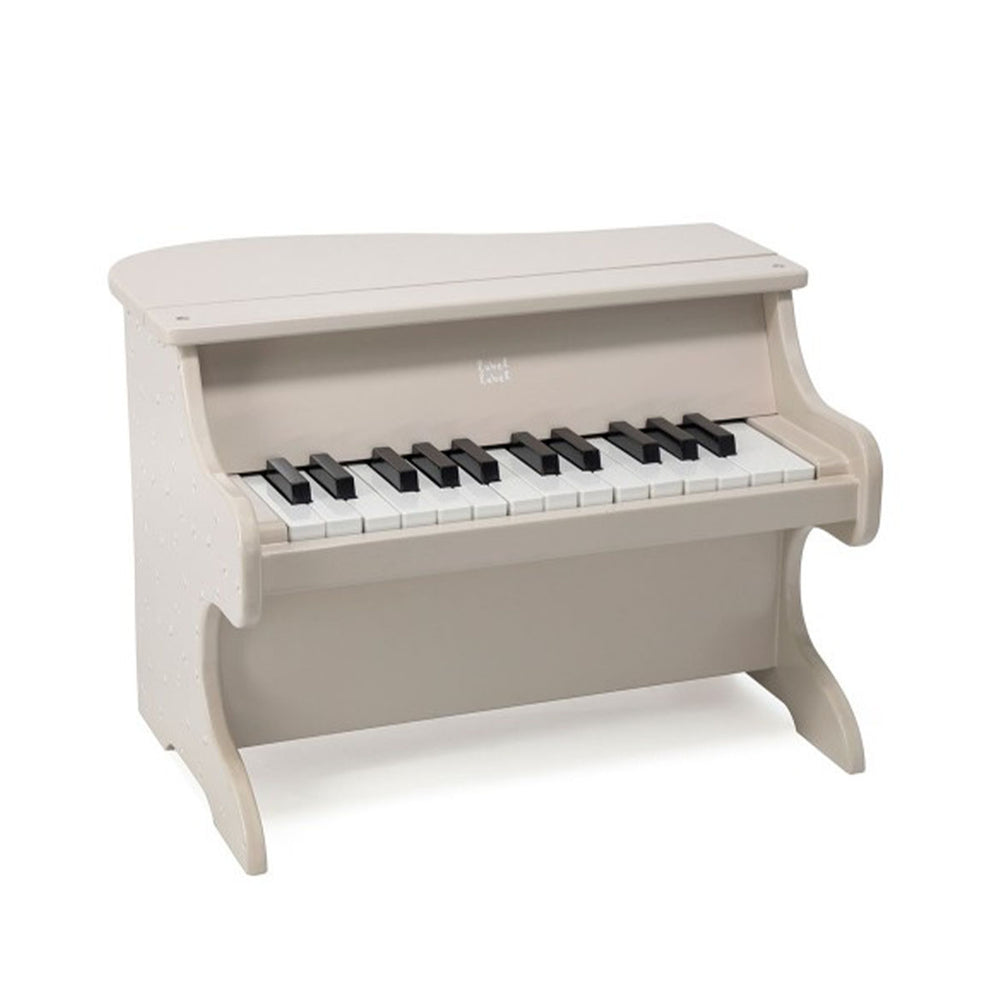 Laat je kindje kennis maken met muziek met deze fantastische houten piano in de kleur nougat van het leuke merk Label Label. Deze prachtige piano is niet alleen leuk om mee te spelen, maar ziet er ook fantastisch uit! VanZus