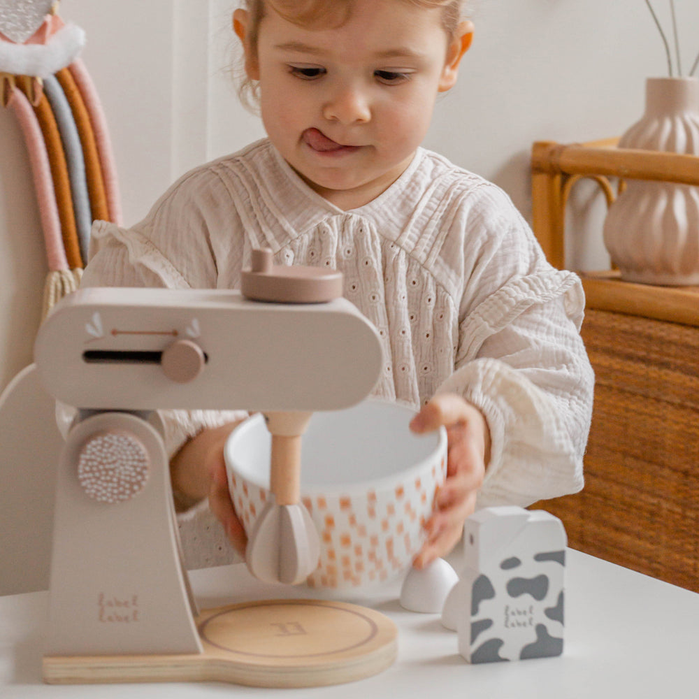 Duik de (speelgoed)keuken in met deze prachtige Label Label keukenmachine nougat! Met deze houten blender kan jouw kindje de lekkerste fantasietaarten, cakes en muffins maken. De mixer is gemaakt van duurzaam FSC-hout. VanZus.