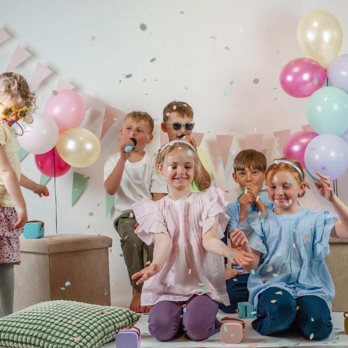 Het feest kan beginnen met deze karaokeset met 2 microfoons in purple van Lalarma! Ben jij de beste zanger of zangeres? Misschien schuilt er wel een superster in je!  Geef een karaokefeest met je vrienden!  De paarse karaokeset bestaat uit een speaker en twee microfoons die op Bluetooth werken. VanZus