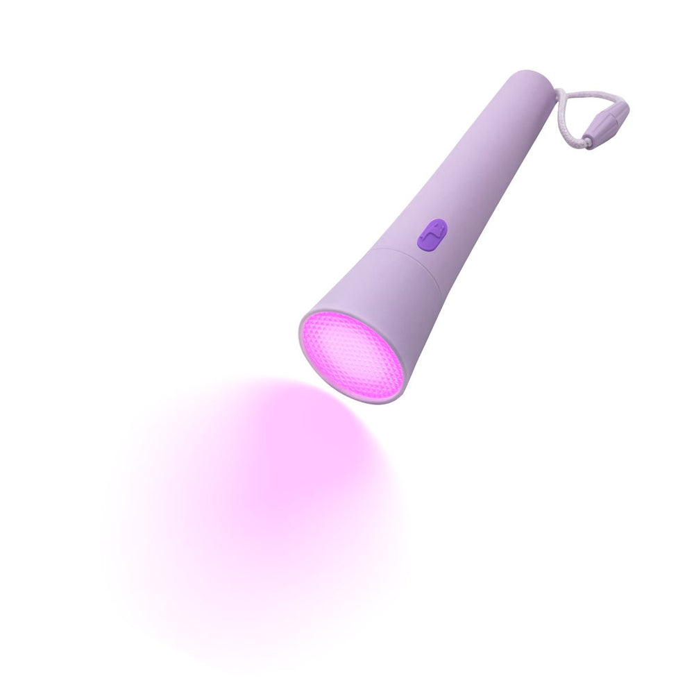 Deze leuke zaklamp in de kleur purple van Lalarma is een echte musthave voor voor avontuurlijke kinderen. Het mooie strakke design en de opvallende kleur maakt het een superleuk accessoire voor de leukste avonturen. VanZus