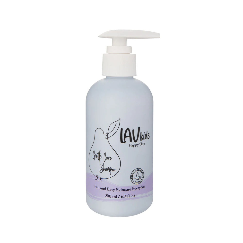 Verzorg je haar met deze fijne gentle care shampoo van Lav Kids. Deze shampoo verzorgt haren en ruikt ontzettend lekker! Ook is deze shampoo gemaakt van natuurlijke ingrediënten die mild en verzorgend zijn voor je lokken. VanZus