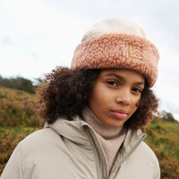 Houd het hoofd en de oren van je kindje lekker warm met deze te gekke selene beanie muts in de kleur tuscany rose mix van het merk Liewood. Deze heerlijk warme muts is niet alleen handig voor de koude wintermaanden, maar ziet er ook geweldig uit! VanZus