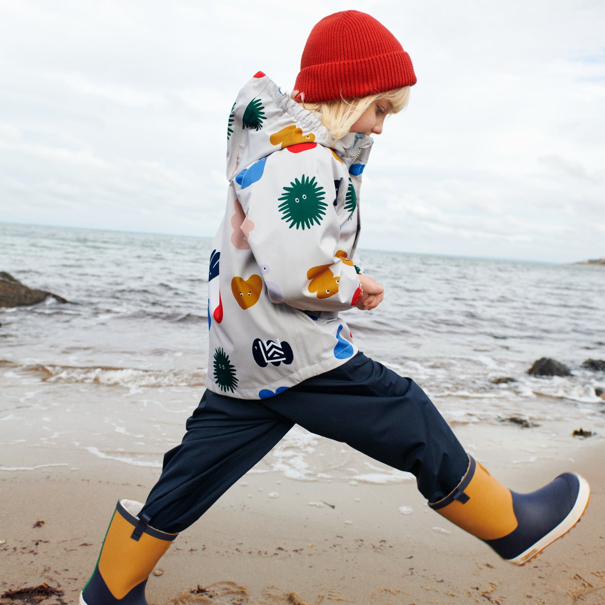 Wandel en stamp in de plassen in stijl met de sasha regenlaarzen in de kleuren classic navy multi mix. Deze kleurrijke en functionele regenlaarzen zijn speciaal ontworpen voor de kleine ontdekkingsreizigers. VanZus