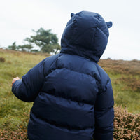 Met deze geweldige polle down puffer jas in de kleur classic navy van het merk Liewood heeft je kindje het nooit koud tijdens de winter. Deze jas heeft een heerlijke warme zonde vulling en ziet er ook nog eens heel lief uit! VanZus