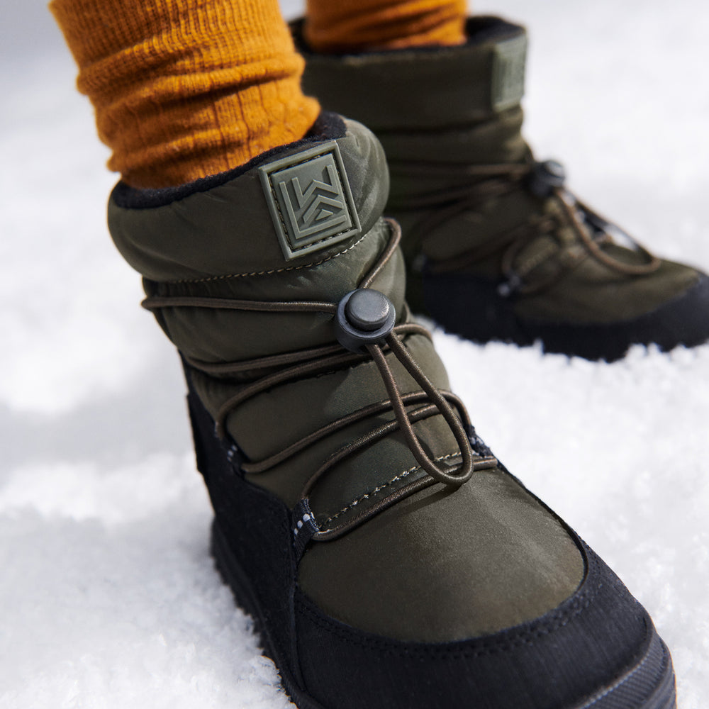 Het vinden van mooie en hippe snowboots is een uitdaging. Maar gelukkig heb je de zoey thermoboots in de kleur army brown gevonden! Deze prachtige warme laarzen zijn perfect voor koude dagen of op wintersport. VanZus