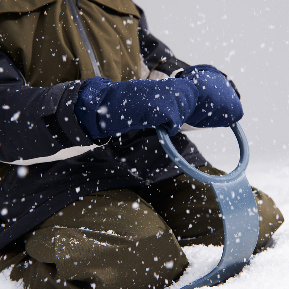 Spelen in de sneeuw wordt nog leuker met deze slee van Liewood in de kleur whale blue. Je kunt met deze minimalistische slee de sneeuwberg afglijden. En dat is niet alleen leuk voor kindjes! Met deze Liewood Anouk slee zal het hele gezin plezier hebben! VanZus