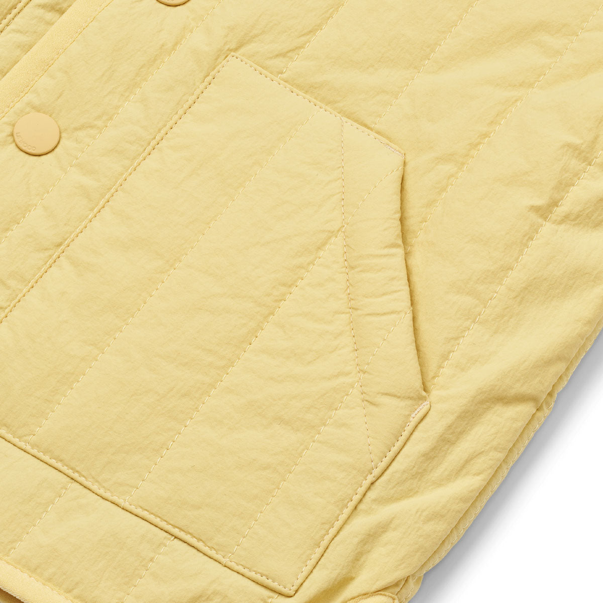 Dit superlieve Bea jasje in de kleur crispy corn is ideaal voor in de lente. Dit is namelijk een gewatteerd katoenen jasje dat heerlijk zacht aanvoelt, maar niet te warm is. Daarnaast heeft dit jasje ook een supermooie kleur! VanZus