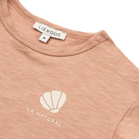 Verrijk de garderobe van je kindje met dit schattige dodomo T-shirt in de kleur la natural/sea shell van het merk Liewood. Dit stijlvolle shirtje ziet er niet alleen geweldig uit, maar zit ook heel erg comfortabel! VanZus