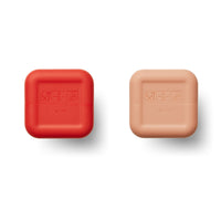Serveer een milkshake of elk ander drankje in deze leuke erika milkshake drinkfles 2-pack in de kleur apple red/tuscany rose van het merk Liewood. Deze drinkflesjes zijn de perfecte overbrugging tussen een tuitbeker en een 'grote mensen beker'. VanZus