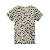 Ben je op zoek naar een heerlijk t-shirt voor je kleintje? Dan is dit nieve t-shirt rib leo spots van het merk Liewood ideaal! Dit t-shirt is gemaakt van een heerlijke stretchy stof, waardoor het t-shirt supercomfortabel zit. VanZus