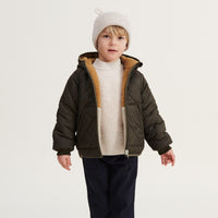 De Liewood jackson reversible jas army brown mix is een heerlijke omkeerbare jas. Zo draag je deze kinderjas zoals jij dat wilt - de effen groenen kant of de bruin-beige kant voor een twist. VanZus.