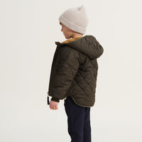 De Liewood jackson reversible jas army brown mix is een heerlijke omkeerbare jas. Zo draag je deze kinderjas zoals jij dat wilt - de effen groenen kant of de bruin-beige kant voor een twist. VanZus.