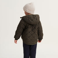 De Liewood jackson reversible jas army brown mix is een heerlijke omkeerbare jas. Zo draag je deze kinderjas zoals jij dat wilt - de effen groenen kant of de bruin-beige kant voor een twist. VanZus.