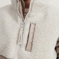 De Liewood jas Marlin mist is perfect voor het komende najaar. Deze colorblocking jas heeft een stoer design en is onmisbaar in de wintergarderobe. Gemaakt van 100% gerecycled polyester. VanZus.