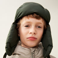 Houd het koppie van je kind lekker warm met deze stoere tori puffer muts in de kleur hunter green van het merk Liewood. Deze toffe muts is ideaal voor koude winterdagen en zorgt voor een stoere look! VanZus