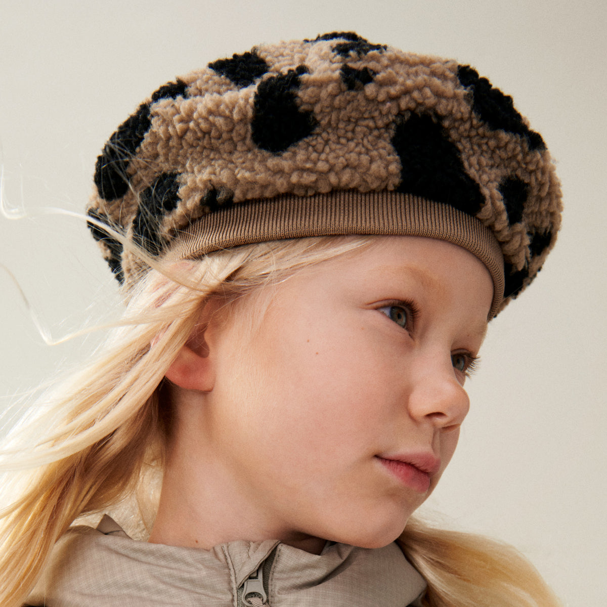 Maak je outfit helemaal af met deze te leuke poplar fleece baret muts in mega leo/oat mix van het merk Liewood. Dit leuke hoedje houdt het hoofdje van je kind lekker warm en ze ziet er met deze baret op ook nog eens super stijlvol uit! VanZus