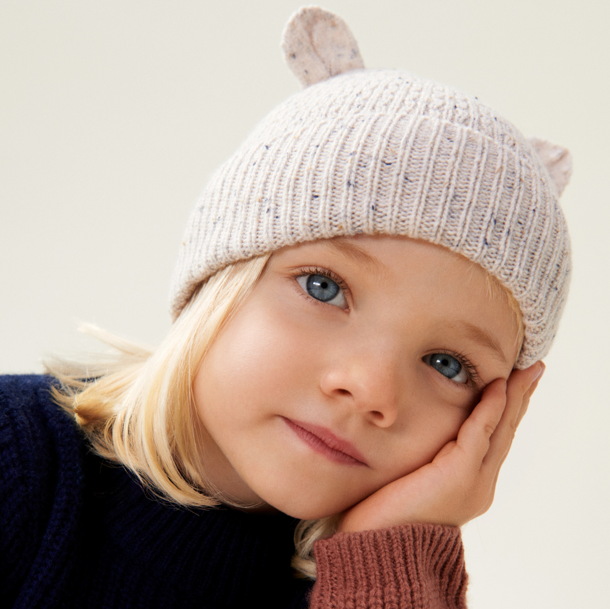 Maak kennis met te leuke miller beanie met oortjes in de kleur nebs multi/sandy van het toffe merk Liewood. Deze muts is de perfecte combinatie van stijl en functionaliteit voor de kleintjes! VanZus