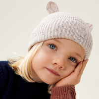 Maak kennis met te leuke miller beanie met oortjes in de kleur nebs multi/sandy van het toffe merk Liewood. Deze muts is de perfecte combinatie van stijl en functionaliteit voor de kleintjes! VanZus