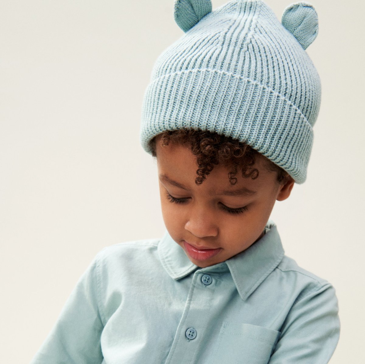 Maak kennis met te leuke gina beanie met oortjes in de kleur icy blue van het toffe merk Liewood. Deze muts is de perfecte combinatie van stijl en functionaliteit voor de kleintjes! VanZus