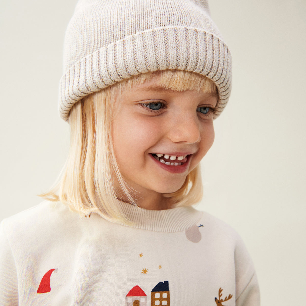 De Liewood thora trui in de kleur holiday/sandy is een super leuke kersttrui voor je kindje. Deze sweater is gemaakt van biologisch katoen en daardoor heerlijk zacht voor je zoon of dochter om te dragen. VanZus.