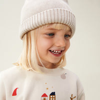 De Liewood thora trui in de kleur holiday/sandy is een super leuke kersttrui voor je kindje. Deze sweater is gemaakt van biologisch katoen en daardoor heerlijk zacht voor je zoon of dochter om te dragen. VanZus.