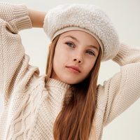 Maak je outfit helemaal af met deze te leuke poplar fleece baret muts in de kleur sandy van het merk Liewood. Dit leuke hoedje houdt het hoofdje van je kind lekker warm en ze ziet er met deze baret op ook nog eens super stijlvol uit! VanZus