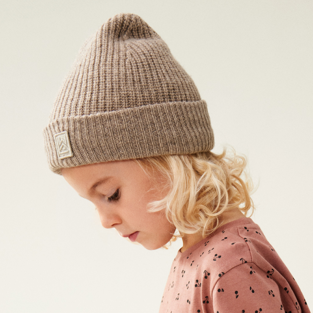 Houd het hoofd en de oren van je kindje lekker warm met deze te gekke emilio beanie muts in de kleur oat melange van het merk Liewood. Deze heerlijk warme muts is niet alleen handig voor de koude wintermaanden, maar ziet er ook geweldig uit! VanZus