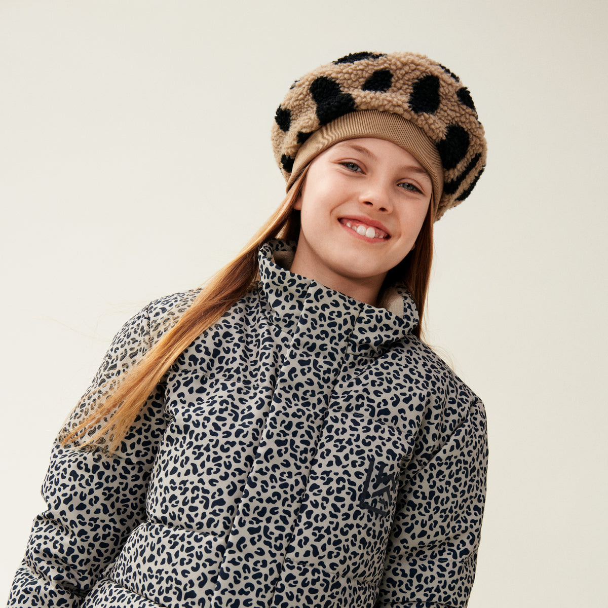 Maak je outfit helemaal af met deze te leuke poplar fleece baret muts in mega leo/oat mix van het merk Liewood. Dit leuke hoedje houdt het hoofdje van je kind lekker warm en ze ziet er met deze baret op ook nog eens super stijlvol uit! VanZus