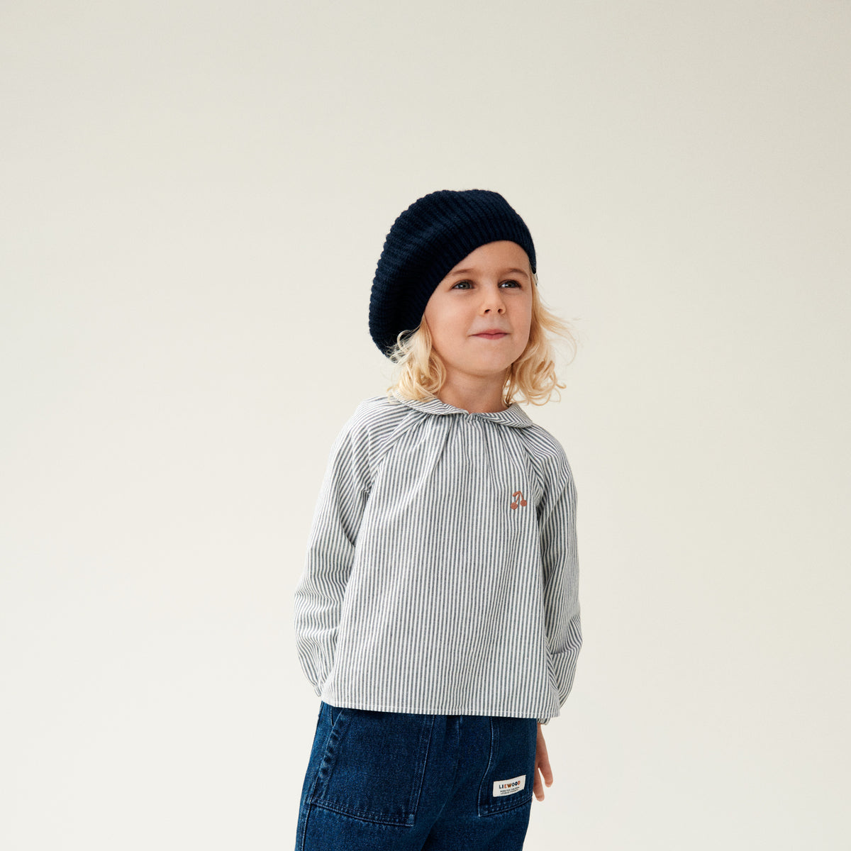 Ben je op zoek naar een schattige top voor jouw kleintje? Deze rhea top in navy/creme de la creme van het merk Liewood is een ideale zomertop voor jouw kleintje. Deze top ziet er ontzettend leuk uit en kan je goed combineren met verschillende looks. VanZus