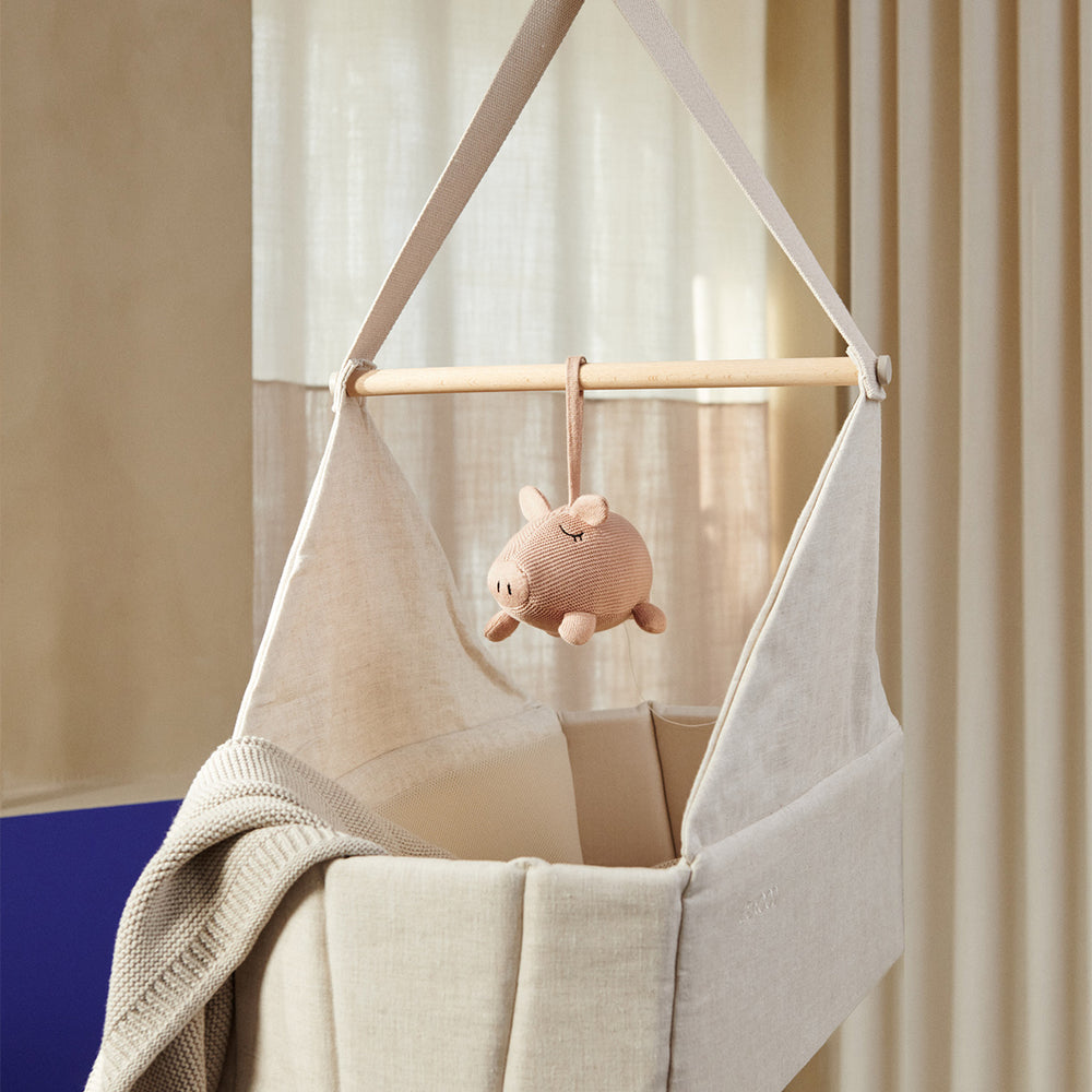 Droom weg met de Liewood mannie muziekdoos pale tuscany! De zachtgebreide muziekdoos in de vorm van een varkentje is leuk voor in de babykamer, en fijn bij het slaapritueel van je baby. VanZus.