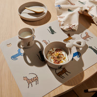 Fleur je maaltijden op met de Liewood jude placemat leopard multi mix! Deze placemat met gekleurde luipaarden houdt de vlekken uit je tafel. Veeg af met een doek, of gooi het in de vaatwasser. Ook leuk als onderlegger of knutselmat. VanZus.