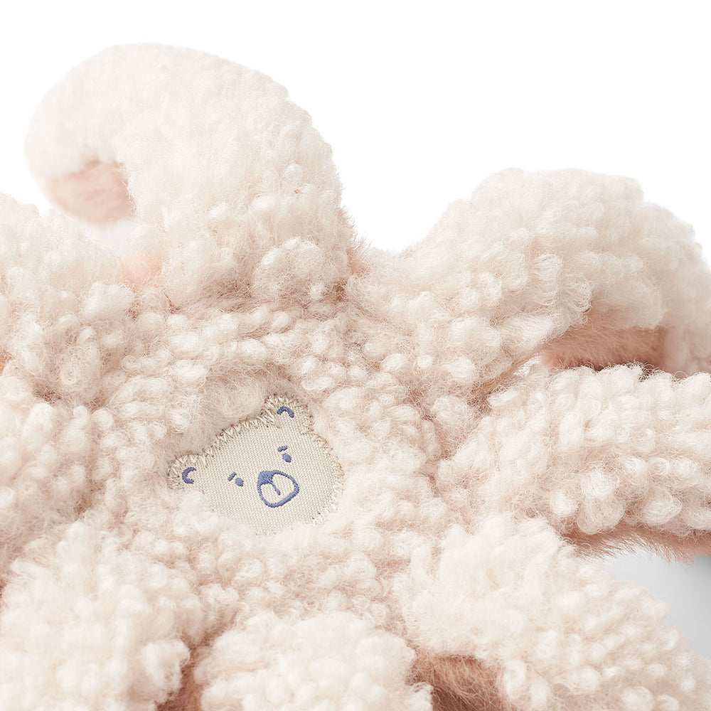 Ultrazacht en mega schattig! Dat is deze binnie octopus knuffel in de variant pale tuscany van het merk Liewood. Met zijn roze vacht, een lief snoetje en beertje op de onderkant is deze knuffel toch onweerstaanbaar? VanZus