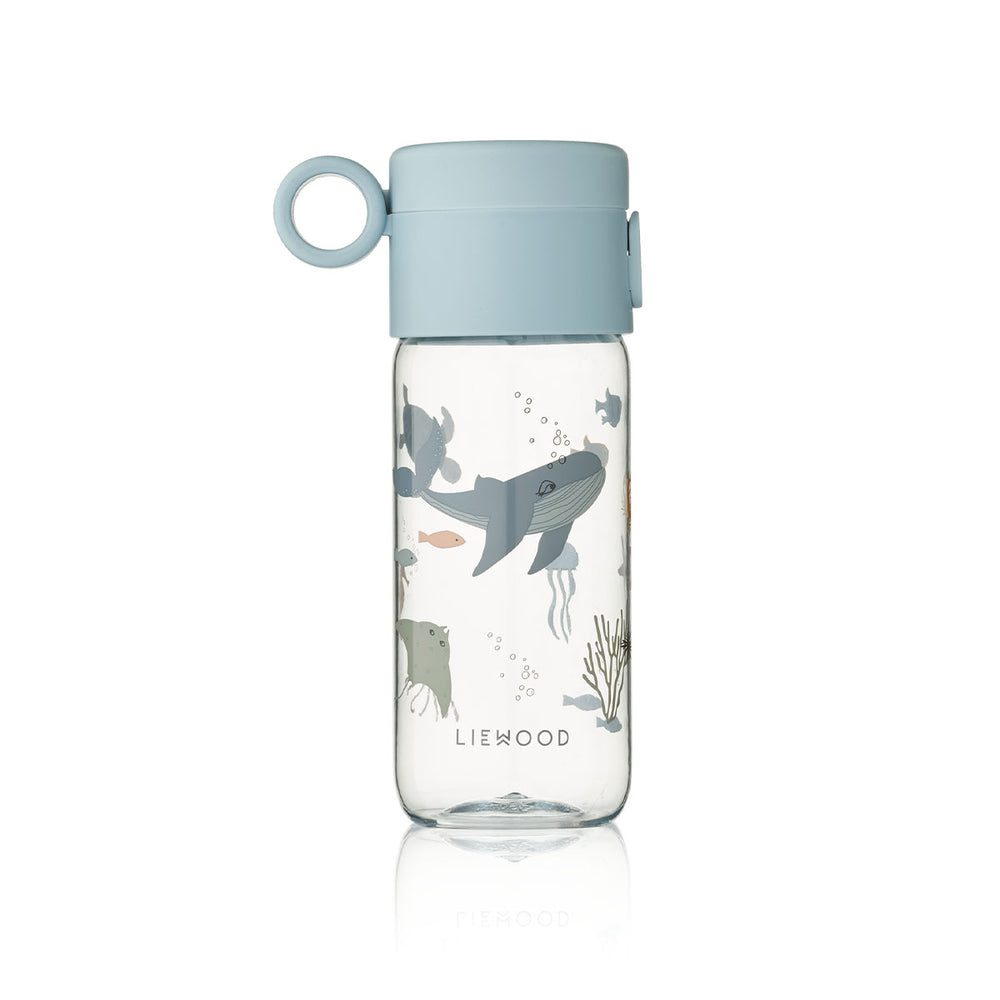 Gaan jullie samen op pad? Dan kan deze clemence waterfles 350 ml in sea creature/sandy niet ontbreken in de tas. VanZus
