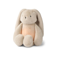 Laat je kindje heerlijk in slaap vallen met deze hattie konijn humming knuffel in de kleur mist. Dit lieve knuffelkonijn is niet alleen heerlijk zacht, maar produceert ook kalmerende geluiden die je kindje helpen bij het in slaap vallen. VanZus