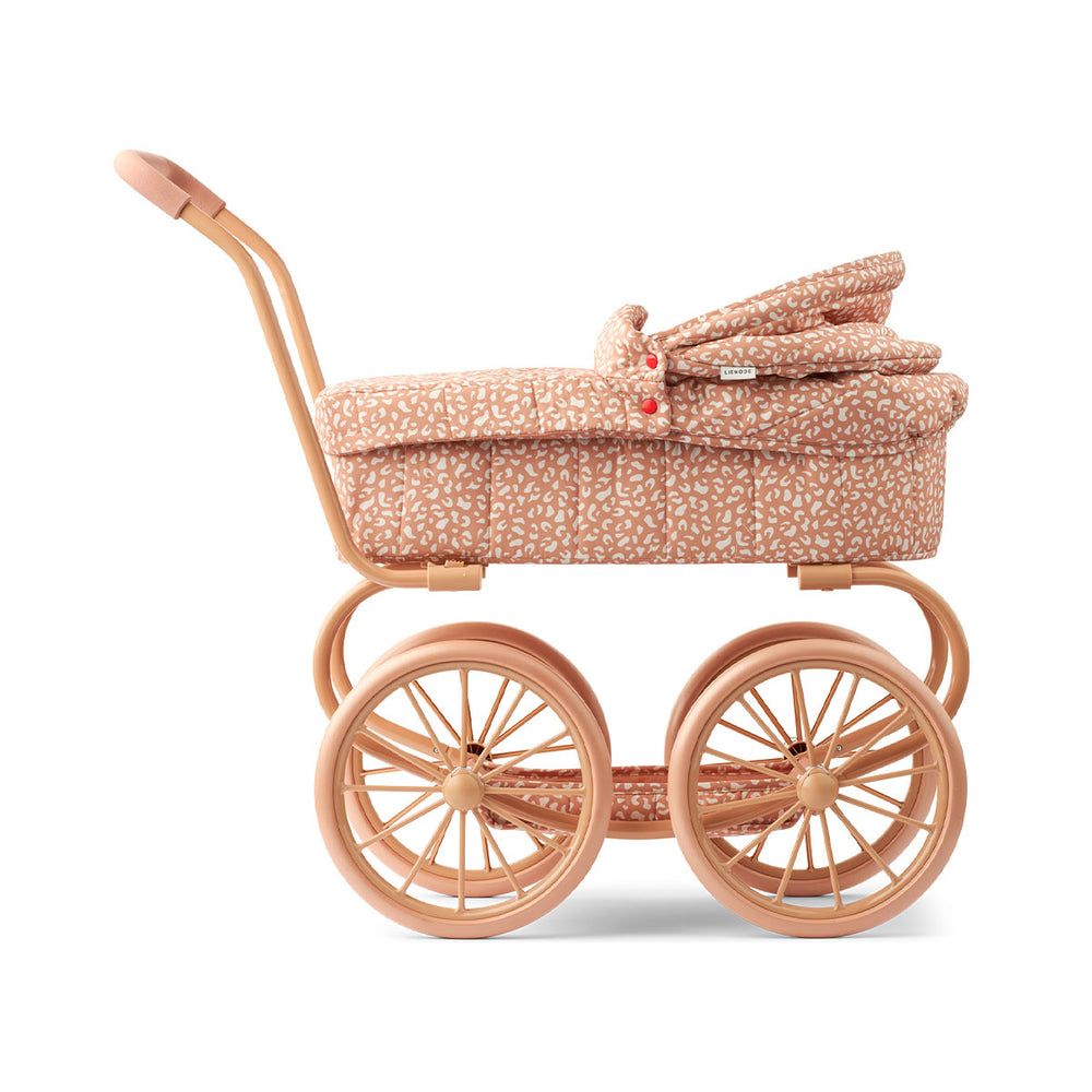 Is jouw kleintje een echte poppenmoeder of -vader? Dan is deze adaline poppenwagen in mini leo/tuscany rose van het merk Liewood een echte must have! Met deze schattige poppenwagen kan jouw kleintje zijn of haar kleintje mee uit wandelen nemen. VanZus