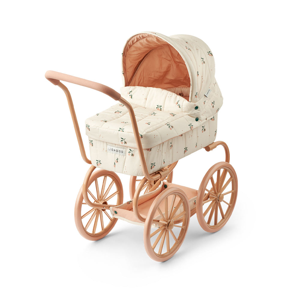 Is jouw kleintje een echte poppenmoeder of -vader? Dan is deze adaline poppenwagen in peach/sea shell van het merk Liewood een echte must have! Met deze schattige poppenwagen kan jouw kleintje zijn of haar kleintje mee uit wandelen nemen. VanZus