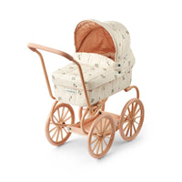 Is jouw kleintje een echte poppenmoeder of -vader? Dan is deze adaline poppenwagen in peach/sea shell van het merk Liewood een echte must have! Met deze schattige poppenwagen kan jouw kleintje zijn of haar kleintje mee uit wandelen nemen. VanZus