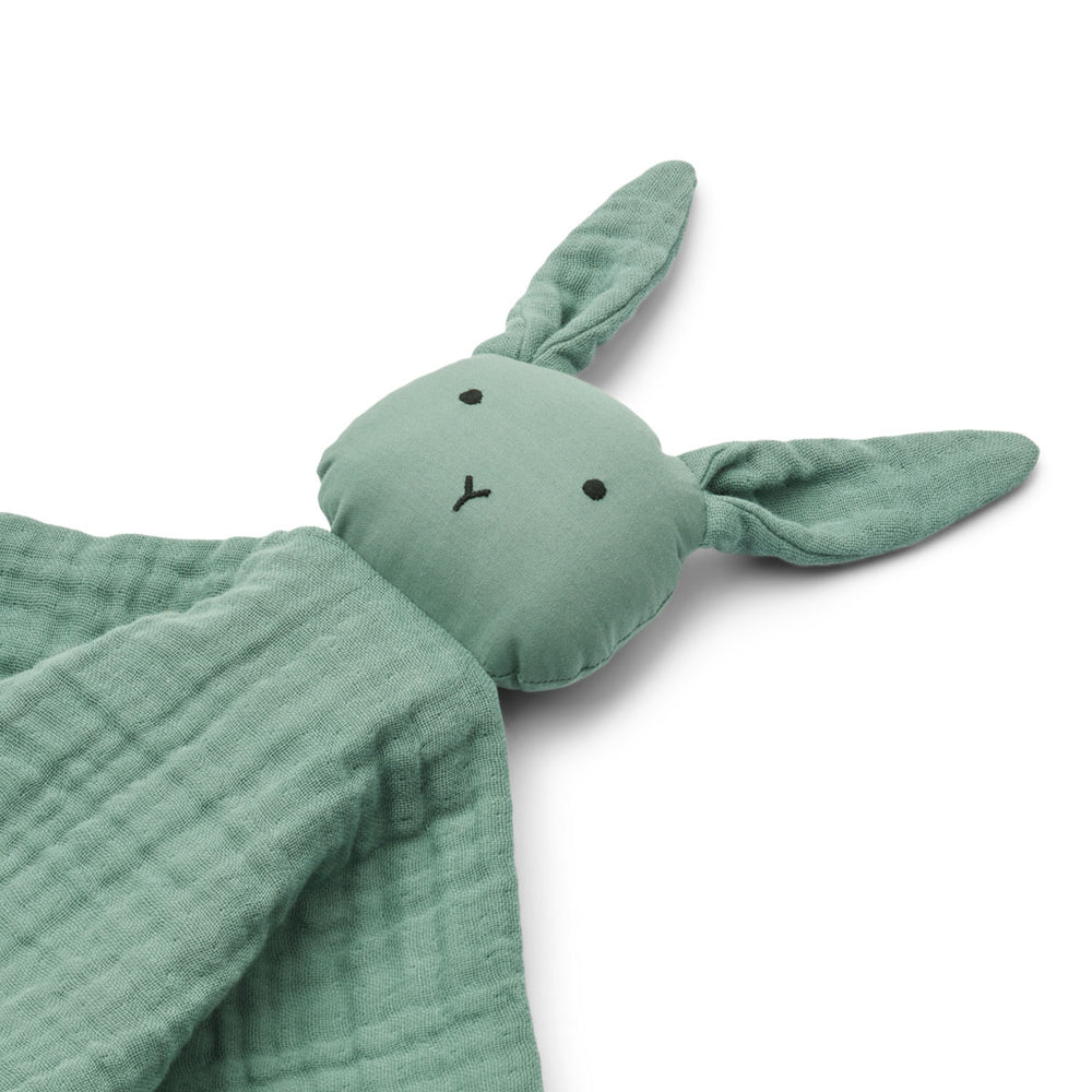 Een knuffelvriendje en spuugdoekje in één! Dat is het addison knuffeldoekje van het merk Liewood in de variant rabbit/peppermint. Het groene tutdoekje in de vorm van een konijn is multifunctioneel. 35x35 cm. VanZus