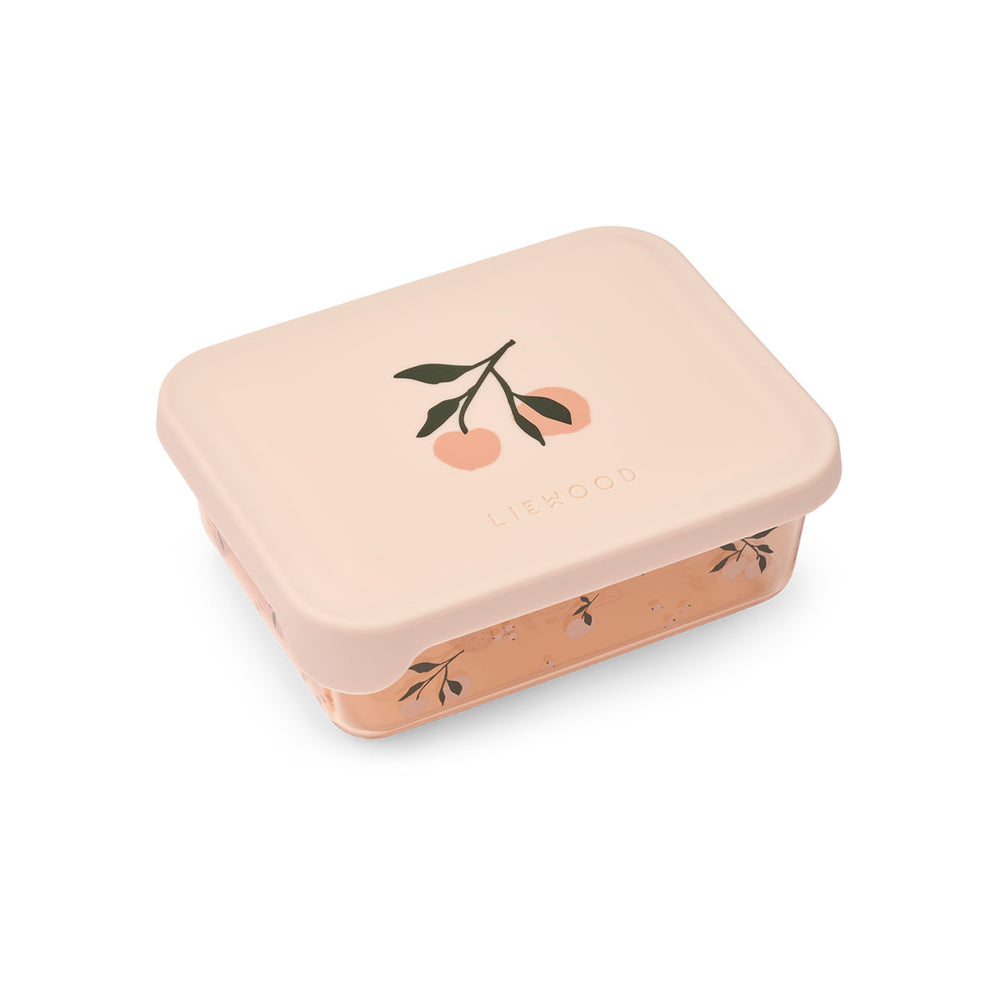 Maak snacktijd extra leuk met de ako tritan snack box in de schattige kleur peach/sea shell van het merk Liewood. Deze handige snackbox is perfect voor school, picknicks of uitjes, en biedt een praktische oplossing om gezonde snacks georganiseerd en vers te houden. VanZus