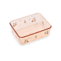 Maak snacktijd extra leuk met de ako tritan snack box in de schattige kleur peach/sea shell van het merk Liewood. Deze handige snackbox is perfect voor school, picknicks of uitjes, en biedt een praktische oplossing om gezonde snacks georganiseerd en vers te houden. VanZus