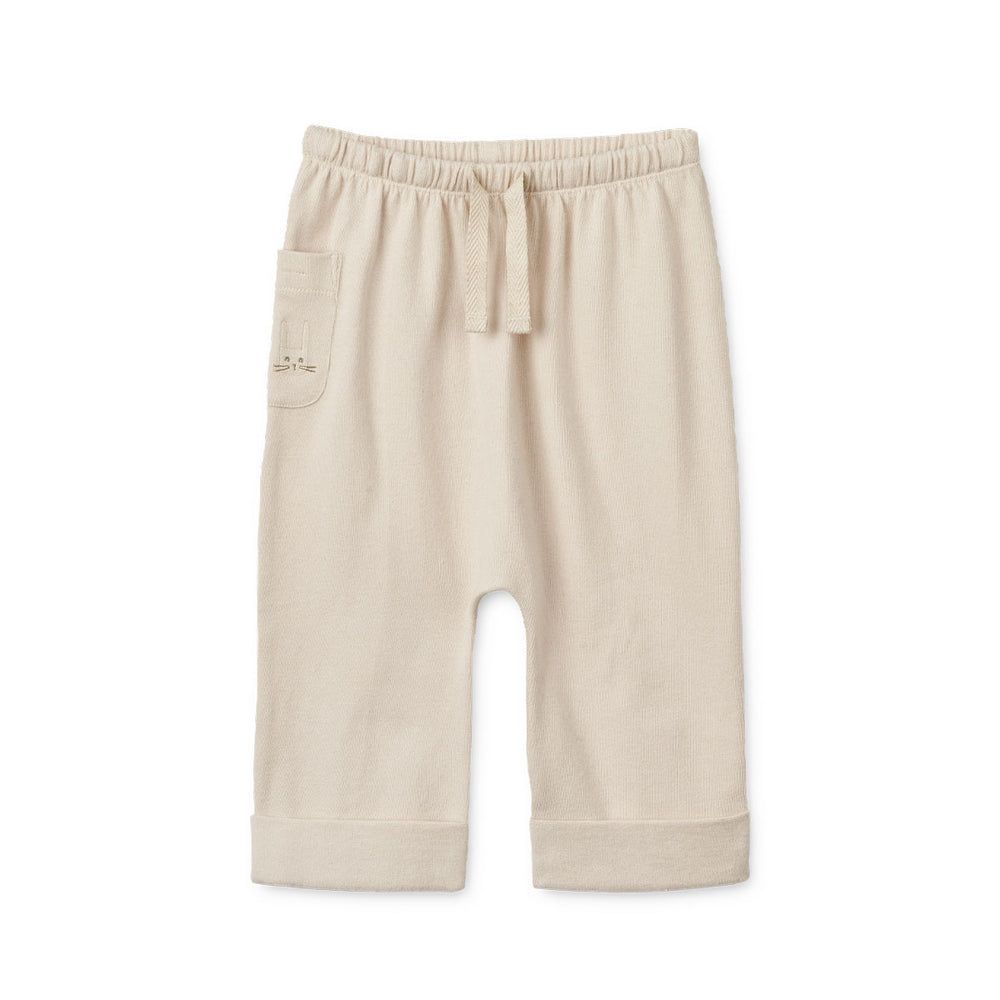 Dit heerlijke alain baby broekje in de kleur sandy van het merk Liewood is ideaal voor binnenshuis, maar ook voor op pad. Deze fijne broek ziet er namelijk niet alleen super stijlvol uit, maar zit ook super comfortabel! VanZus