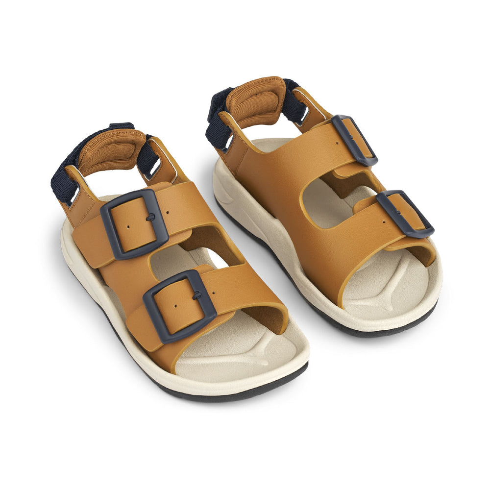 Ben je op zoek naar praktische én leuk uitziende sandalen? Dan zijn deze anni sandalen van Liewood in de kleur golden caramel mix ideaal! Deze sandalen zitten namelijk enorm comfortabel, dankzij het ergonomische voetbed, maar zien er ook stijlvol uit. VanZus