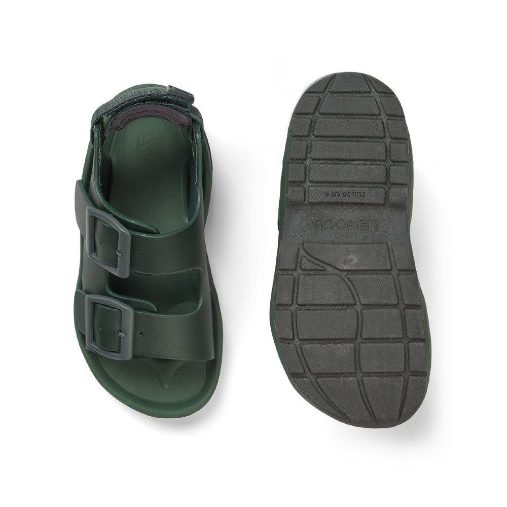 Ben je op zoek naar praktische én leuk uitziende sandalen? Dan zijn deze anni sandalen van Liewood in de kleur hunter green ideaal! Deze sandalen zitten namelijk enorm comfortabel, dankzij het ergonomische voetbed, maar zien er ook stijlvol uit. VanZus